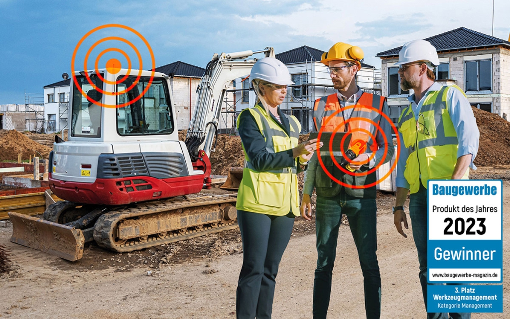 Bauarbeiter stehen auf einer Baustelle und Suchen Arbeitsgeräte.