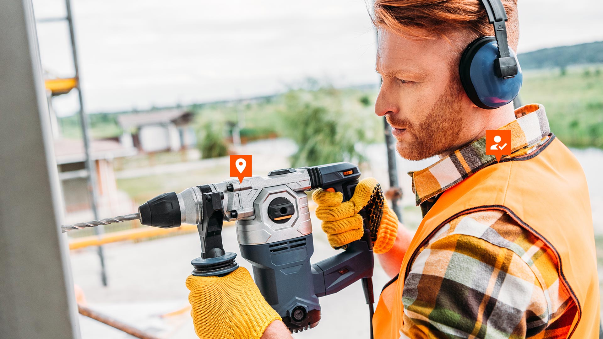 Bauarbeiter bohrt mit einer Bohrmaschine in eine Wand.