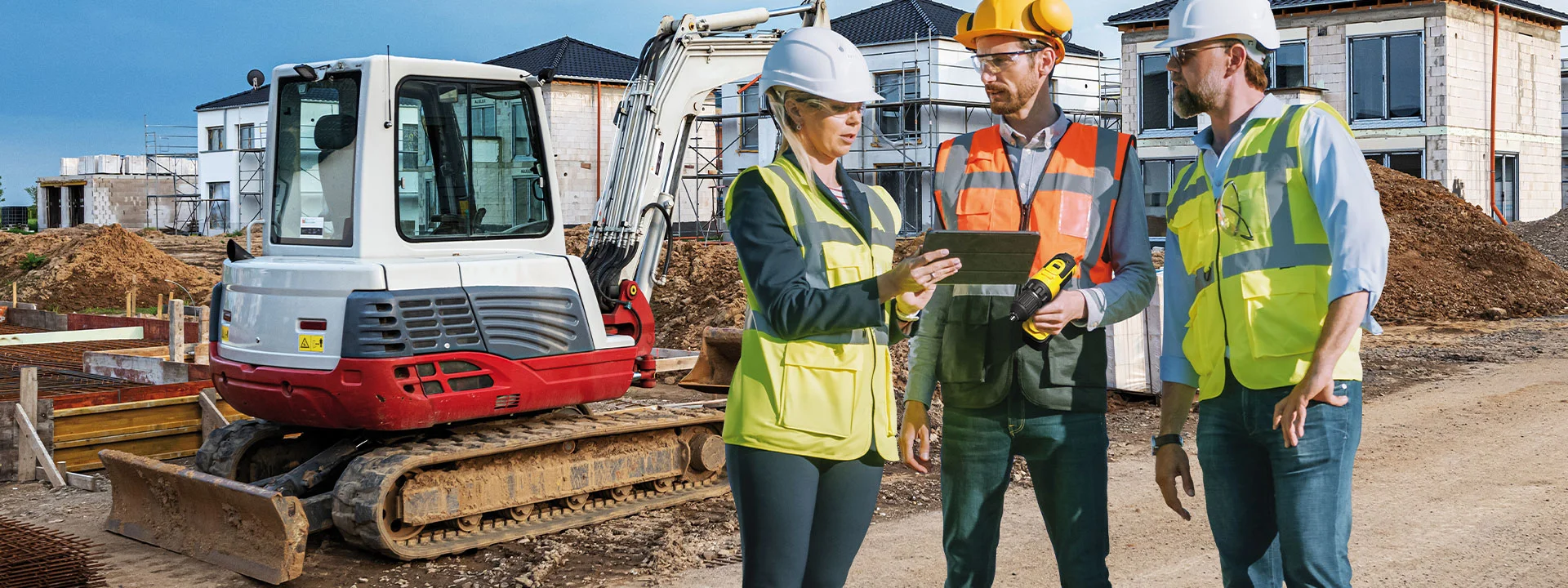 Bauarbeiter stehen auf einer Baustelle und Suchen Arbeitsgeräte.